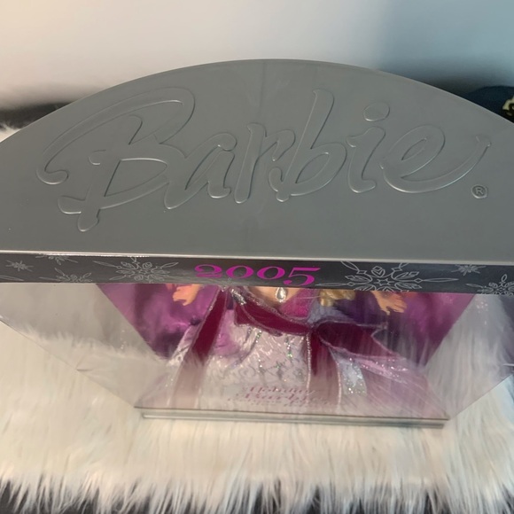 Barbie Collector Holiday 2005 Doll in Pink and White Gown - Picture 3 of 10